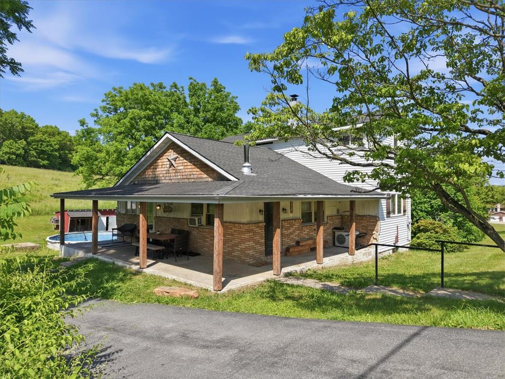 Image 3: A charming country residence with a welcoming cove