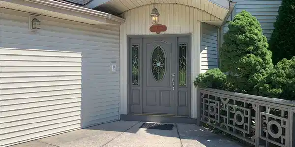 Image 4: An arched overhang shelters the decorative front e