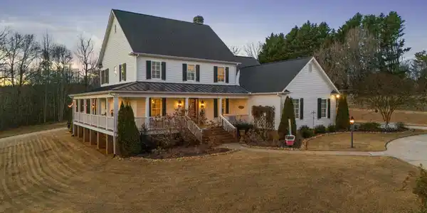 904 Laurelwood Way