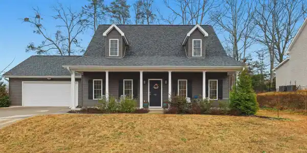103 W Chestnut Court