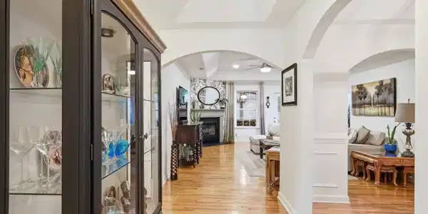 Image 4: Foyer
