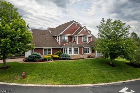 2 Turnberry Ln