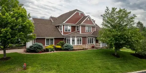 2 Turnberry Ln