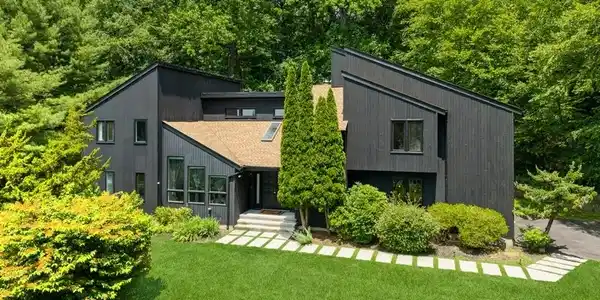 6 Colonial Ct