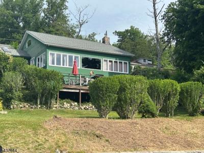 138 Lakeside Dr, West