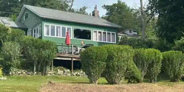 138 Lakeside Dr, West