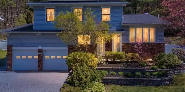 52 Molinari Dr