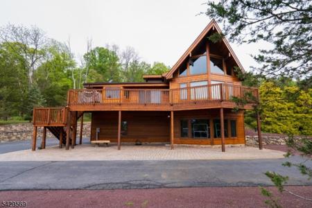 8 Highlands Ln