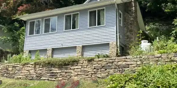 180 Lakeside Dr