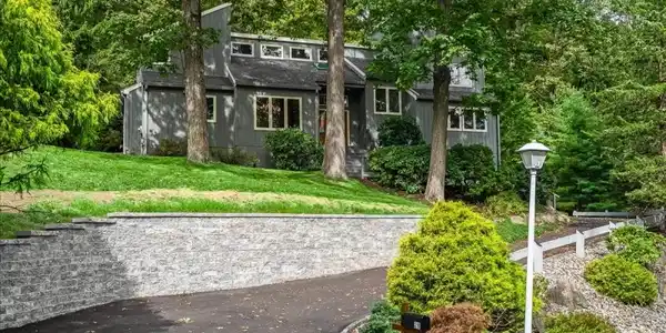 28 Laurel St