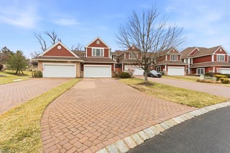15 Turnberry Ln