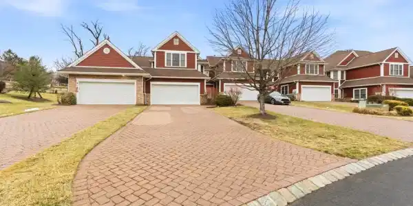 15 Turnberry Ln