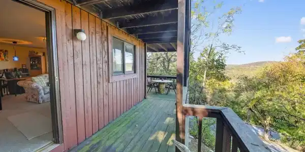 2 Eagles Nest Dr