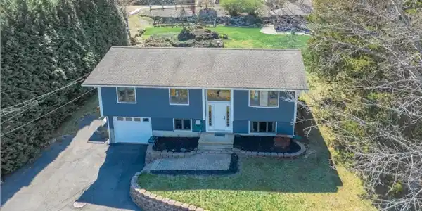 19 Valley Dr W