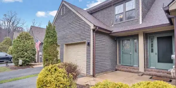 44 Manchester Ln