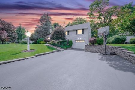97 Green Knolls Dr
