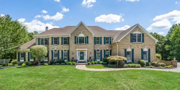 5 Surrey Ln