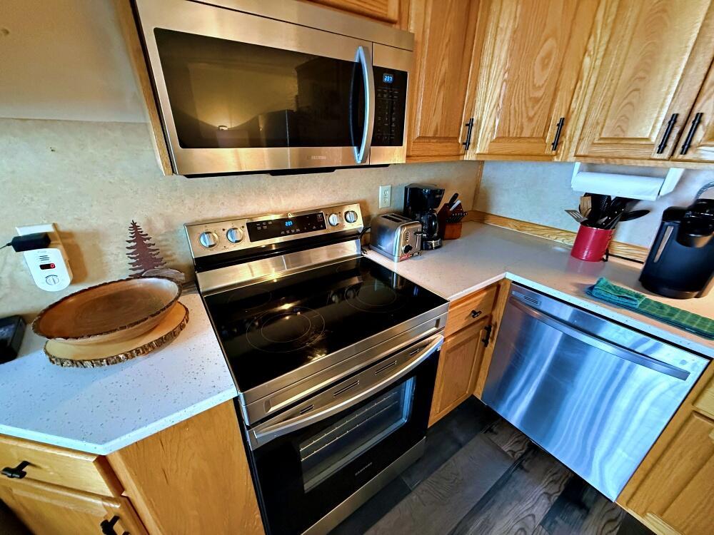 Image 4: quartz counters