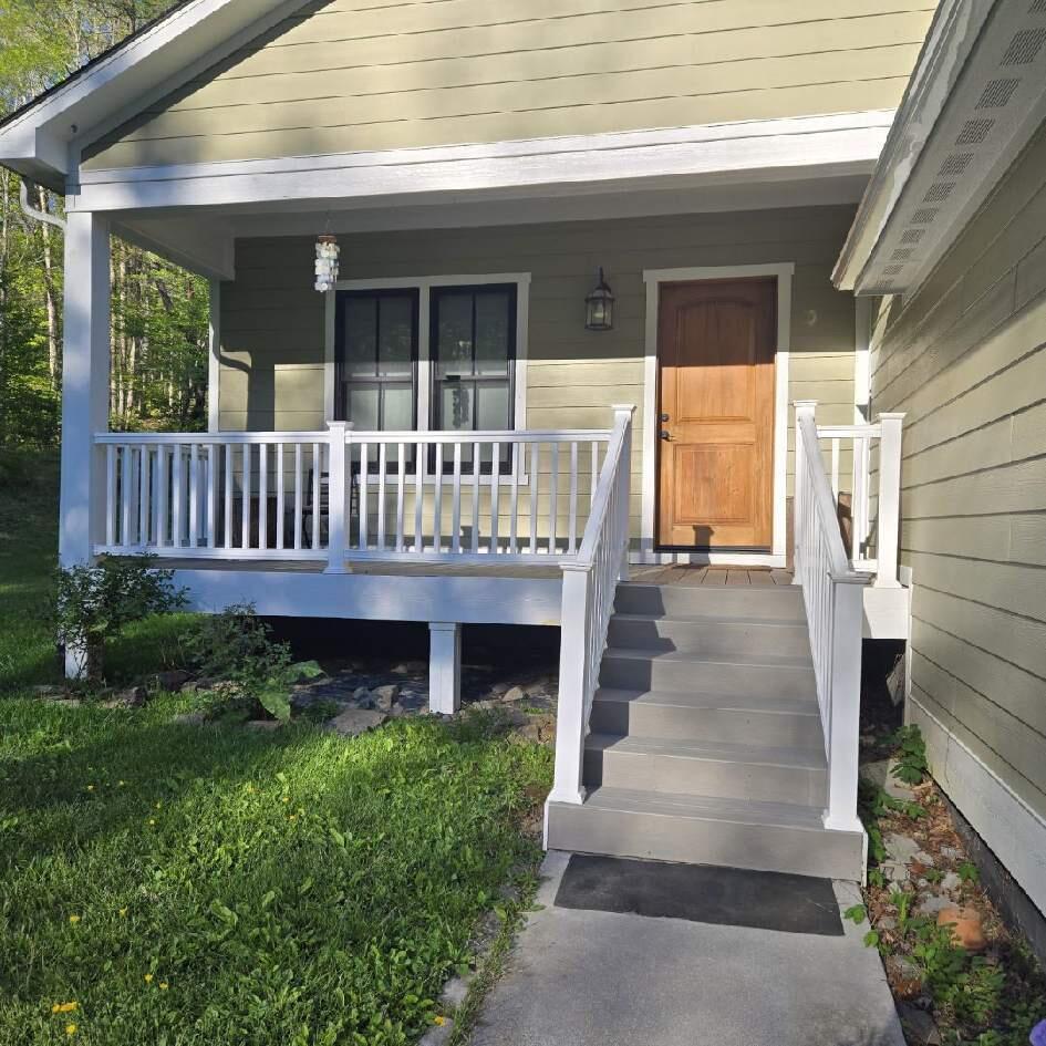 Image 3: Front Entrance