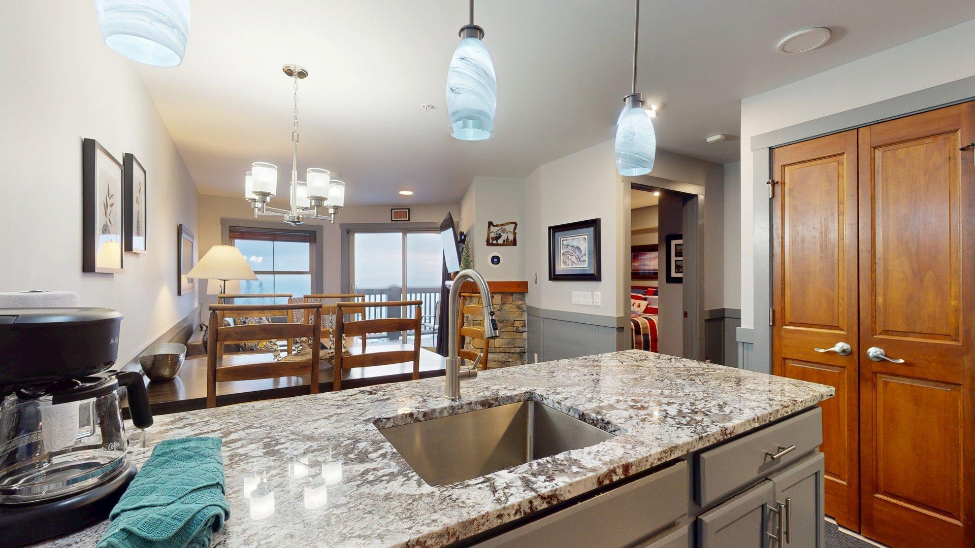 Image 2: 6175-Snowshoe-DrRimfire-Lodge-250249-020