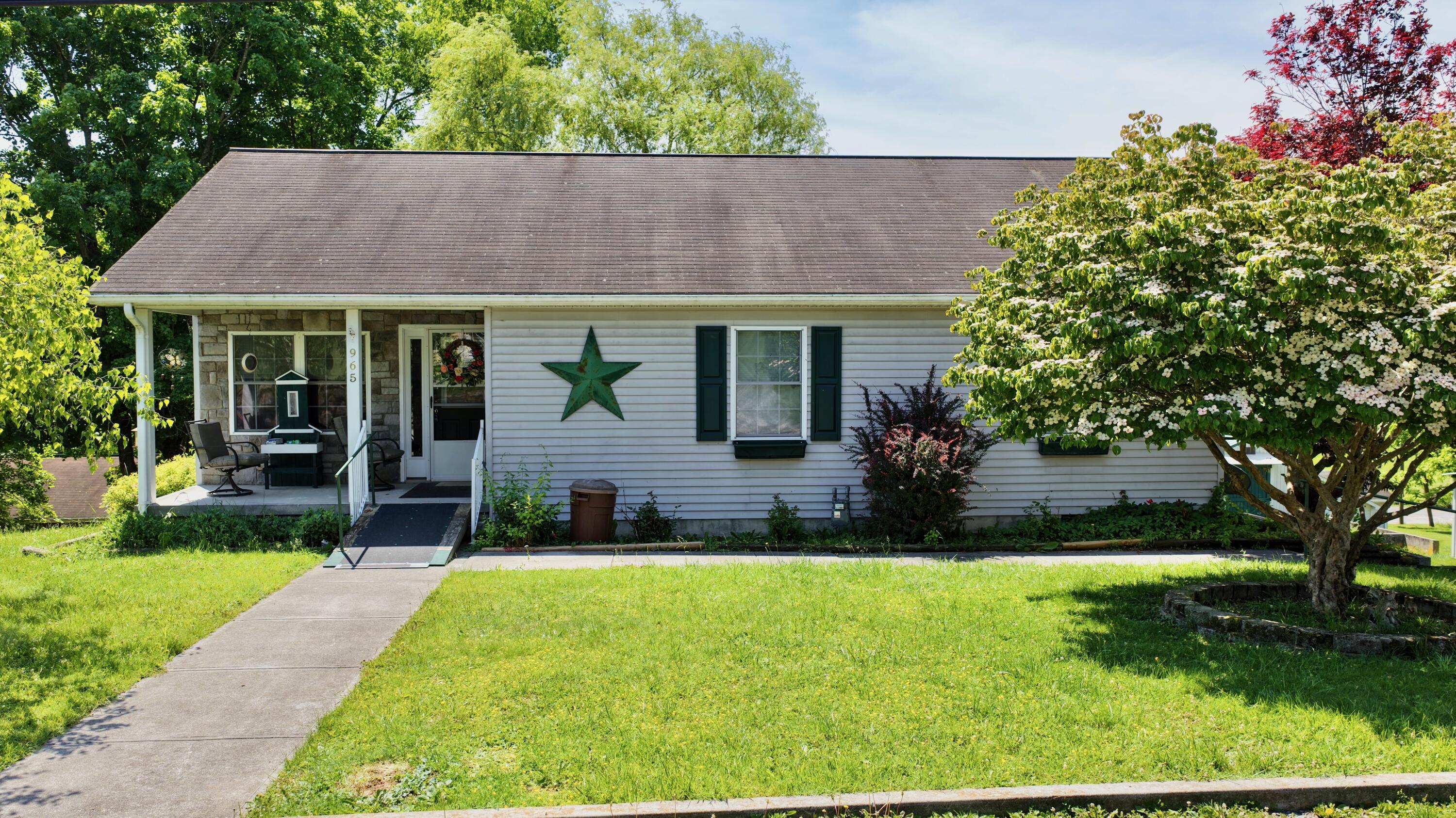 Image 1: 965 Greenbrier Ave, Ronceverte WV