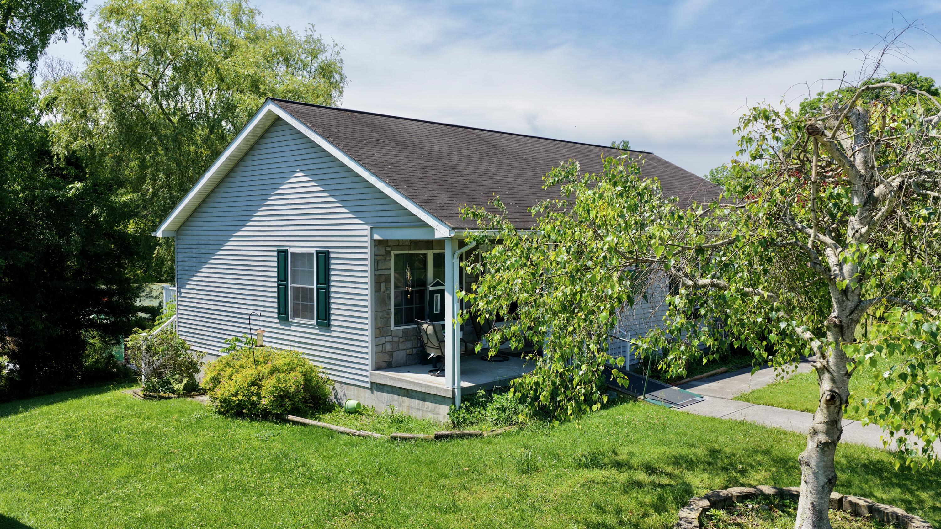 Image 2: 965 Greenbrier Ave, Ronceverte WV