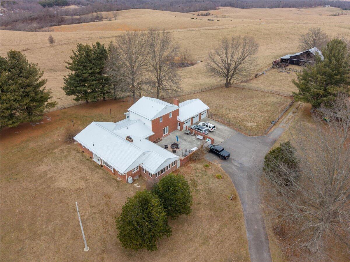 Image 4: 44-Exterior-14