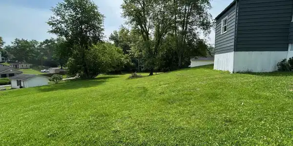 Image 3: Lot 2