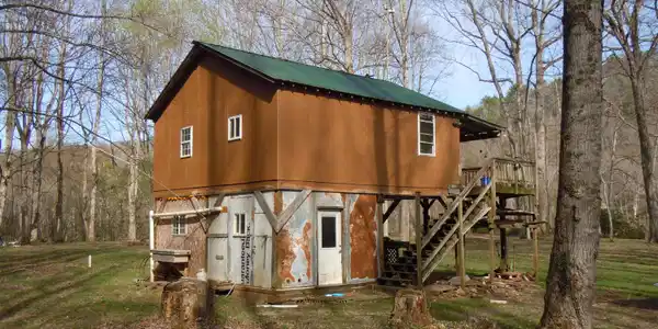 Image 3: 2 CABIN from E
