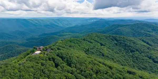 Image 3: MOUNTAIN VIEWS IN EVERY DIRECTION