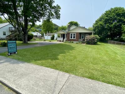 390 Ingleside Ave