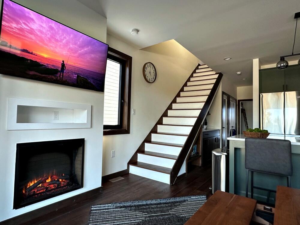 Image 2: Mountain Modern