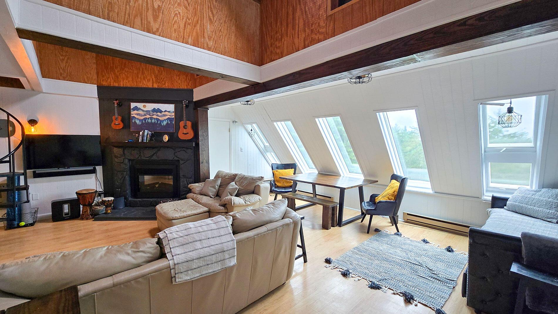 Image 2: Bright Spacious Interior