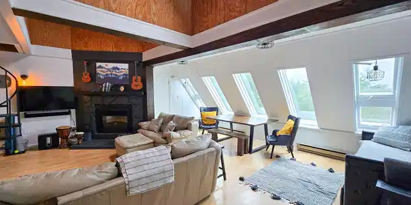 Image 2: Bright Spacious Interior