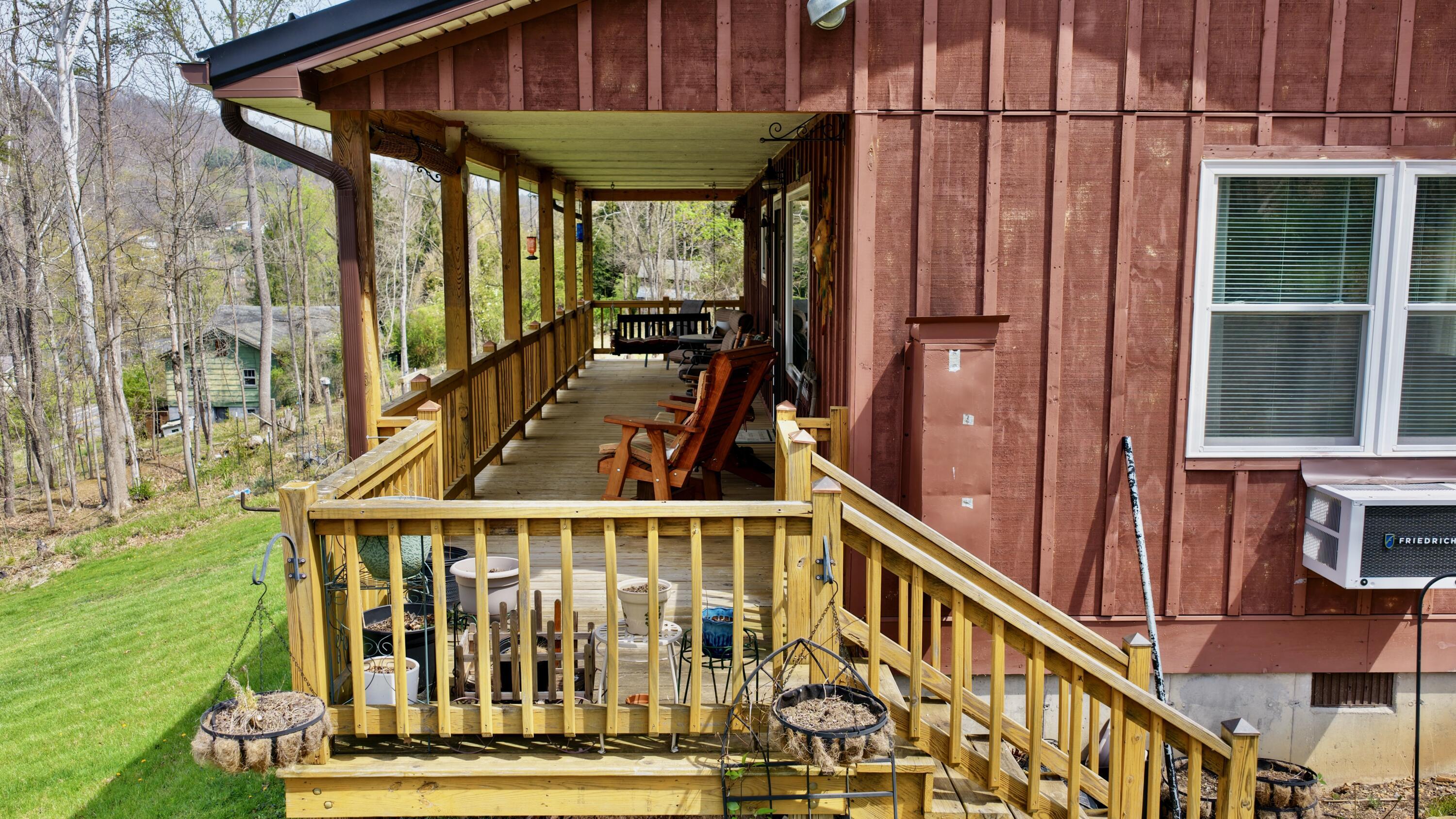 Image 3: 6043 front porch