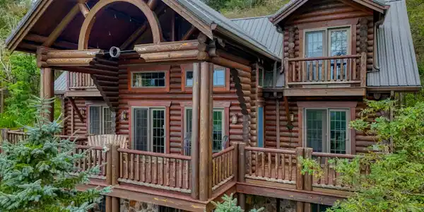Image 2: Beautiful Log Home