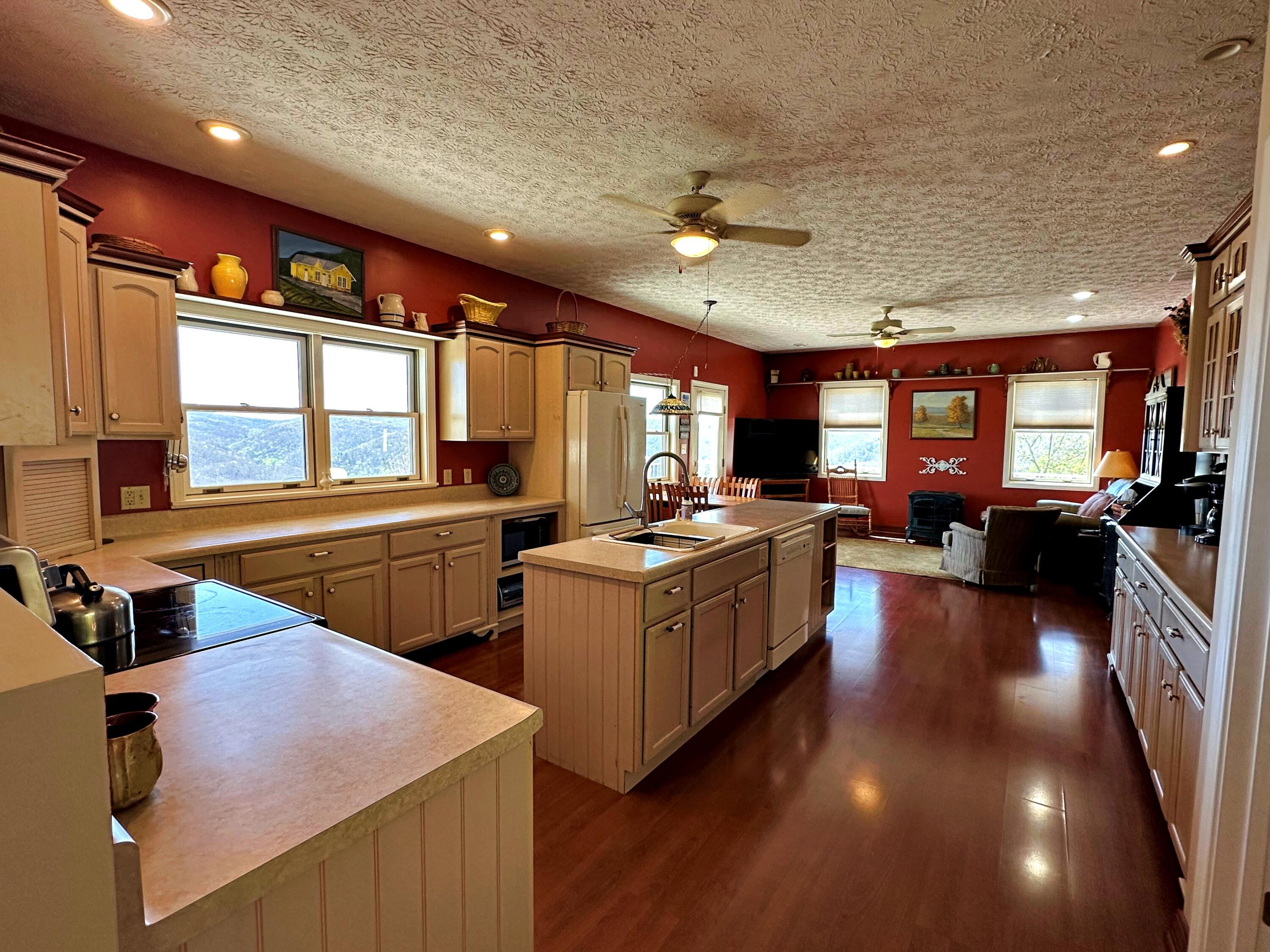 Image 4: kitchen