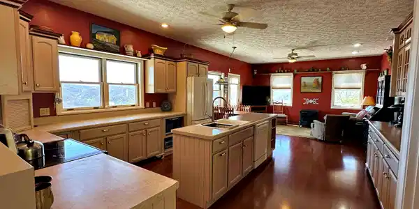 Image 4: kitchen