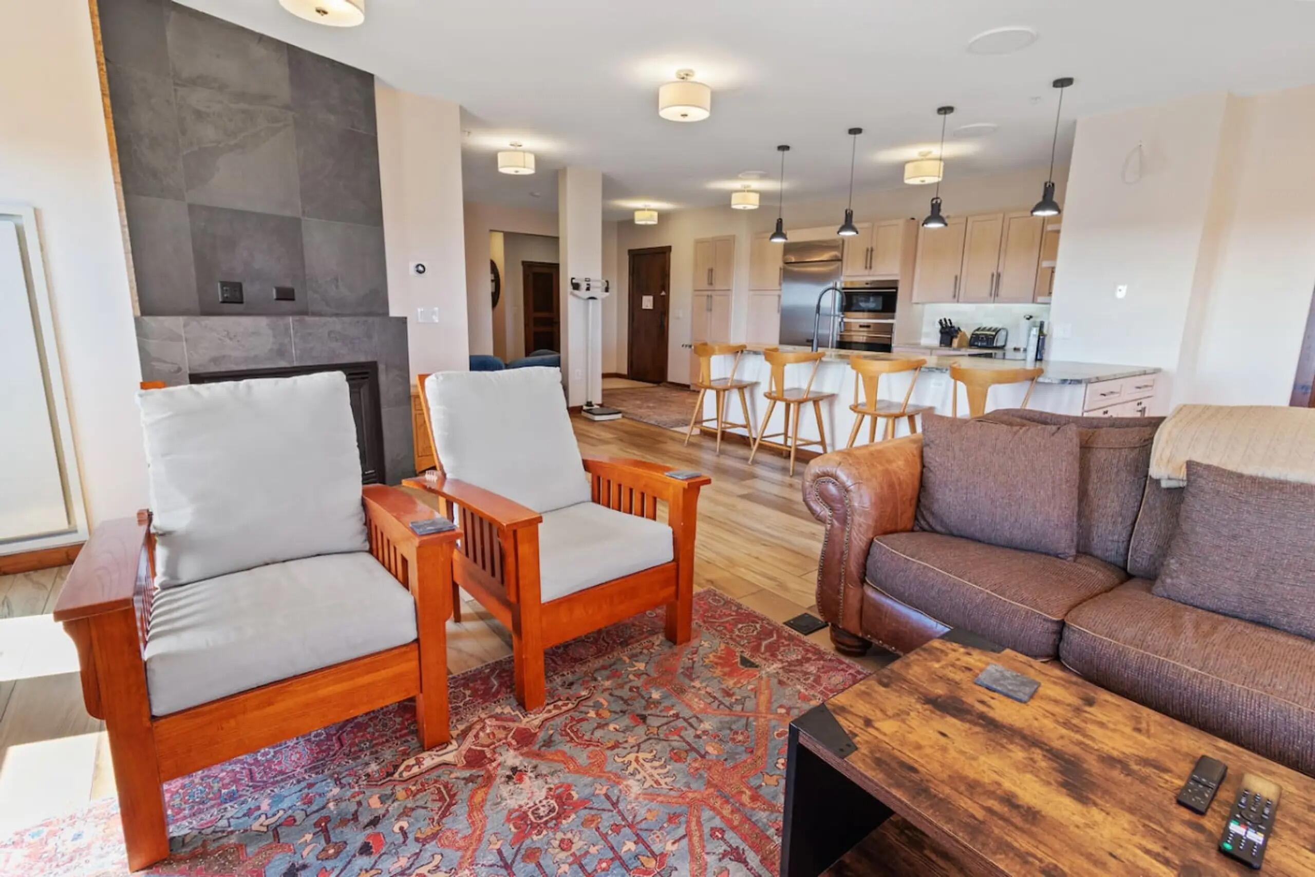 Image 4: Living room to kitchen view