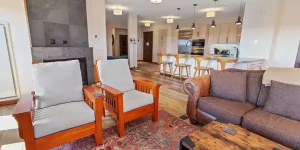 Image 4: Living room to kitchen view