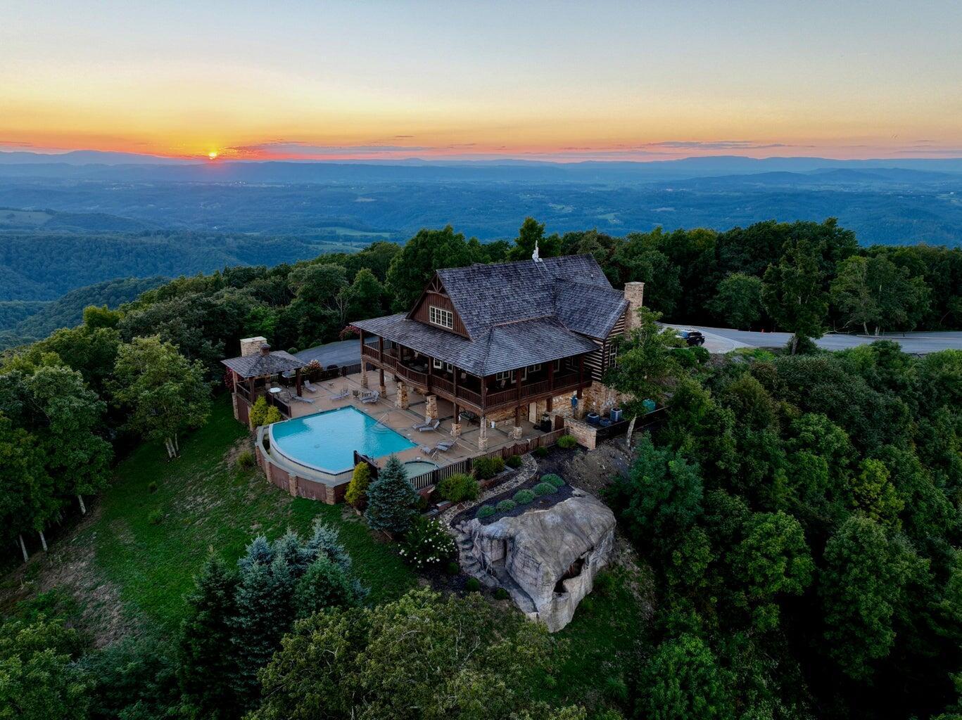 Image 2: The Retreat Lodge