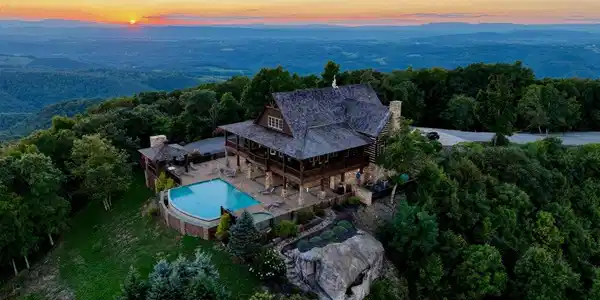 Image 2: The Retreat Lodge