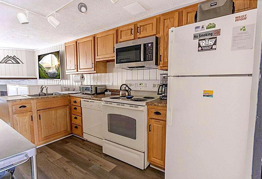 Image 4: Full Kitchen