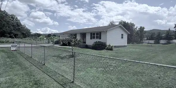 Image 4: Front yard
