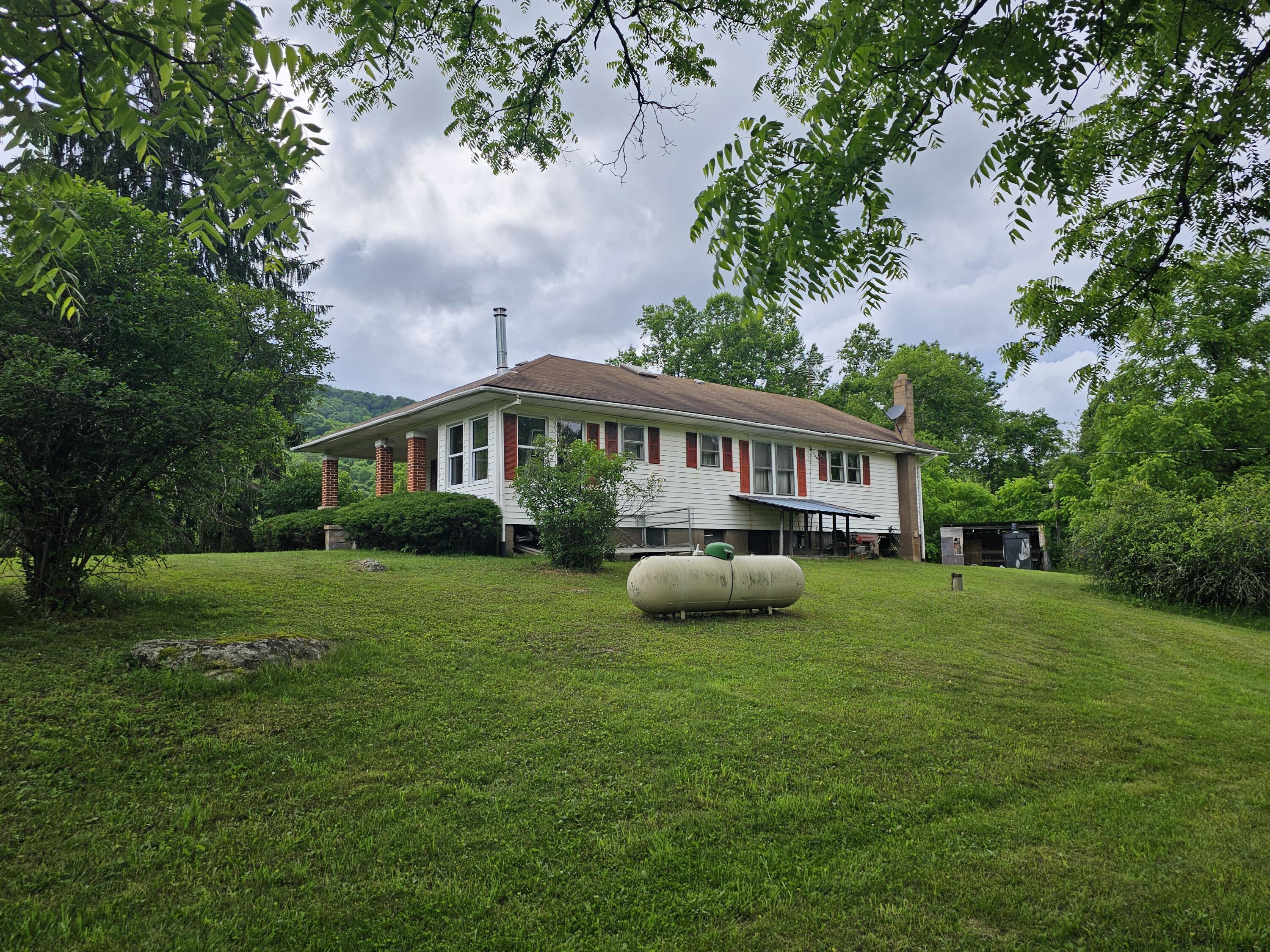 Image 3: Side of house from driveway