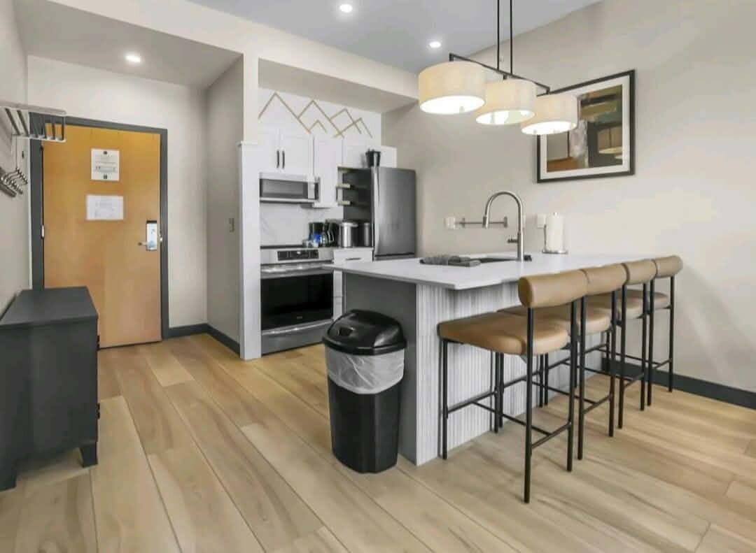 Image 3: Updated, modern kitchen