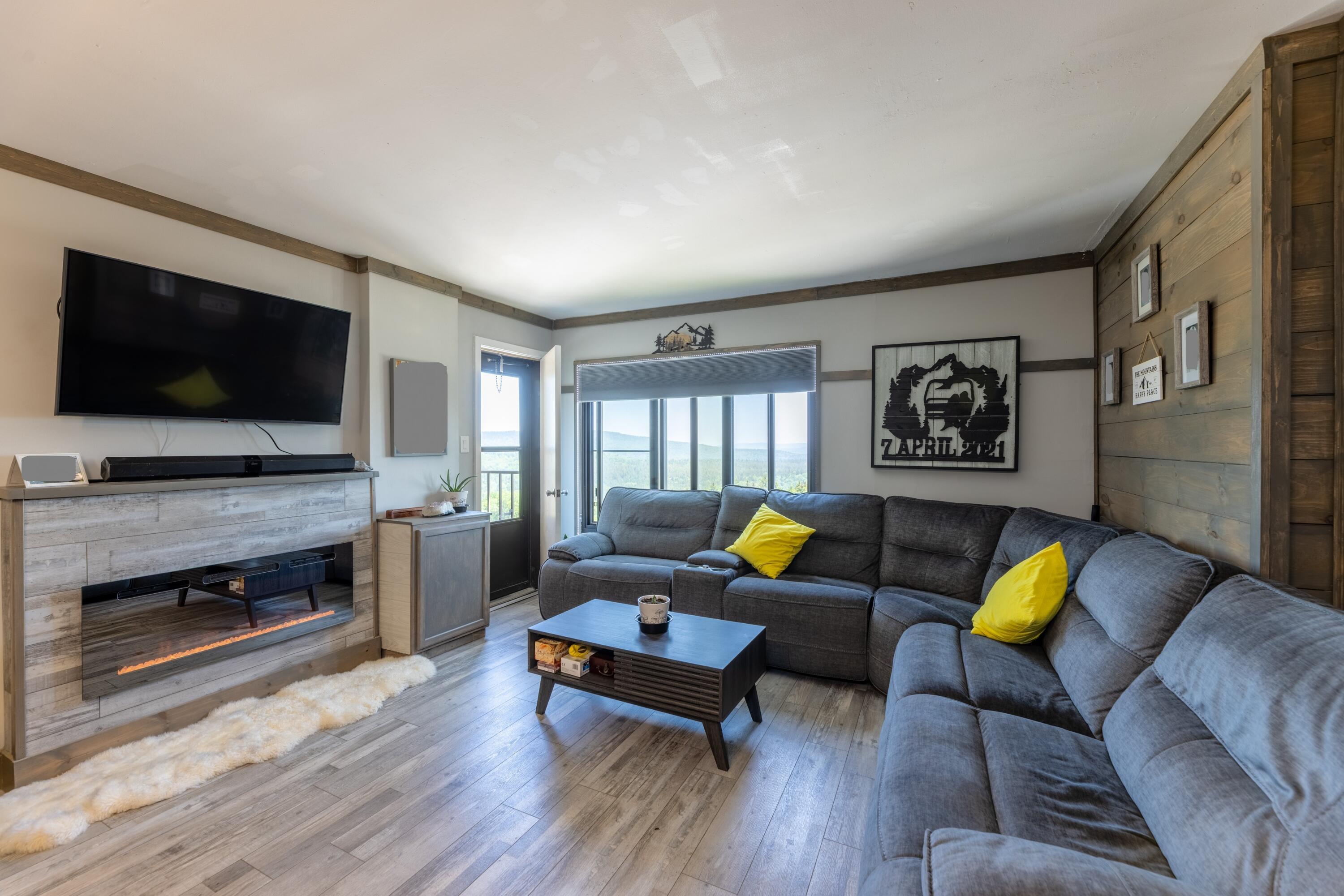 Image 3: living room 1