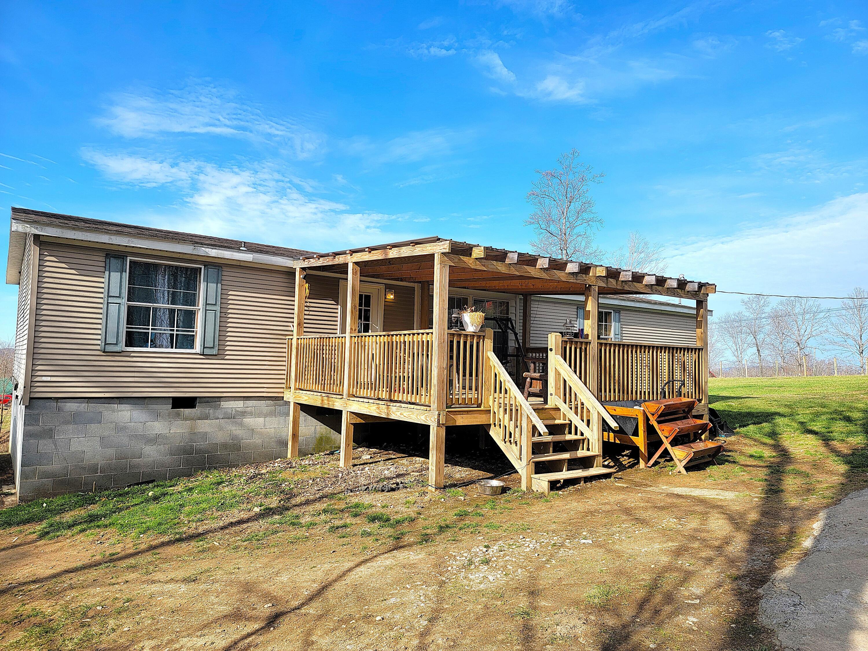 Image 3: Spacious Front Covered Deck!