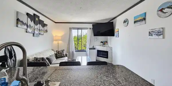 Image 4: Open floor plan