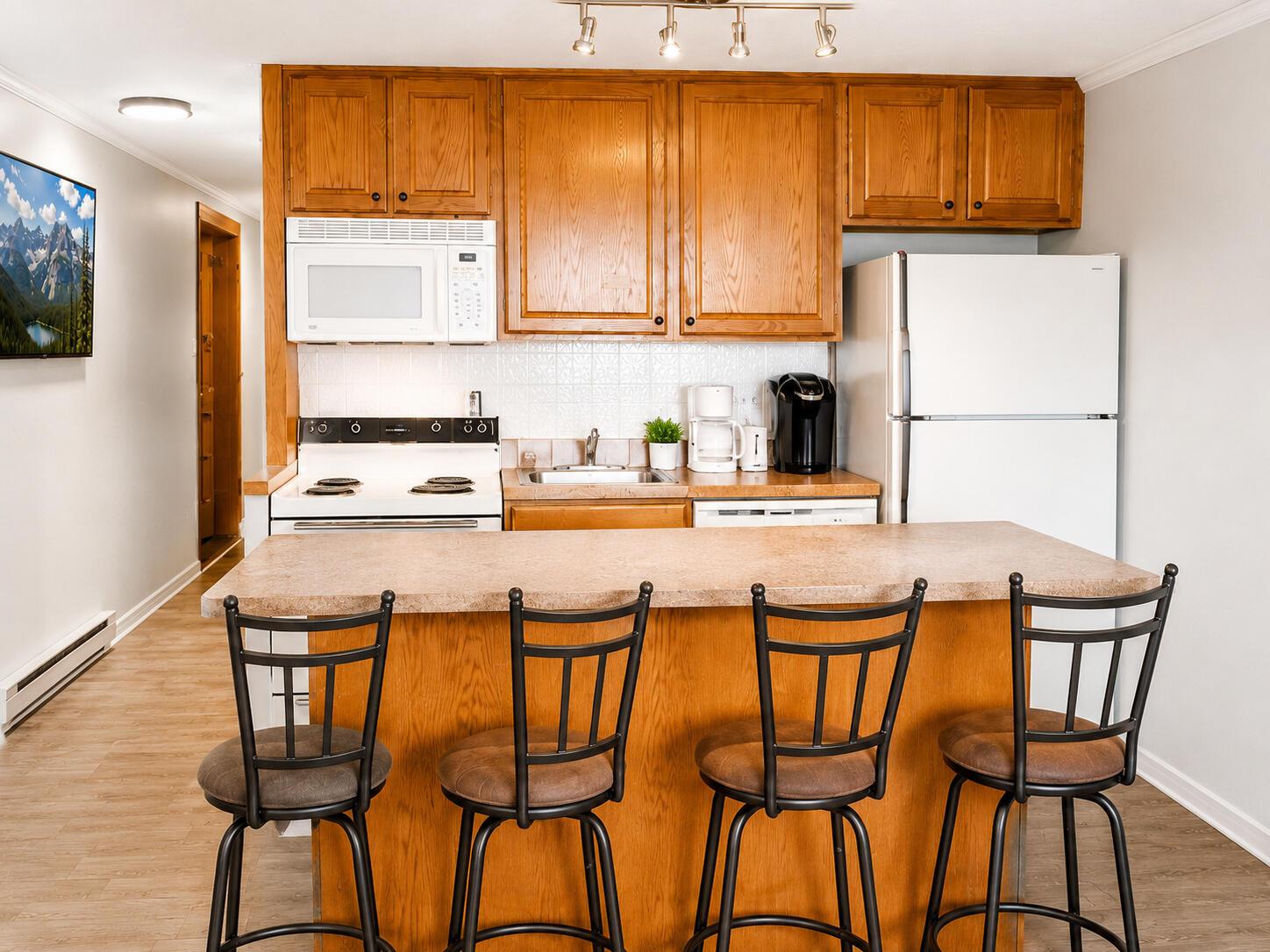 Image 4: Fully-equipped kitchen